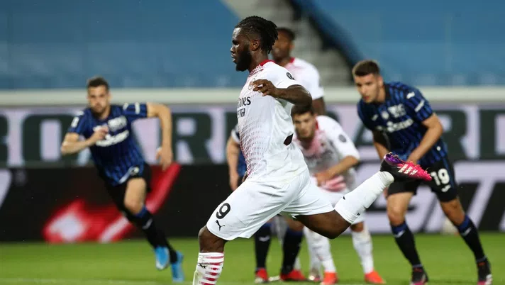 BERGAMO, ITALY - MAY 23: Franck Kessie of A.C. Milan scores his team's first goal from a penalty during the Serie A match between Atalanta BC and AC Milan at Gewiss Stadium on May 23, 2021 in Bergamo, Italy. Sporting stadiums around Italy remain under strict restrictions due to the Coronavirus Pandemic as Government social distancing laws prohibit fans inside venues resulting in games being played behind closed doors.  (Photo by Marco Luzzani/Getty Images)