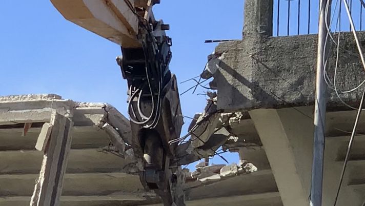 Appiani, tragedia sfiorata: pezzo di gradinata colpisce un’auto, ferito il conducente - immagine 1