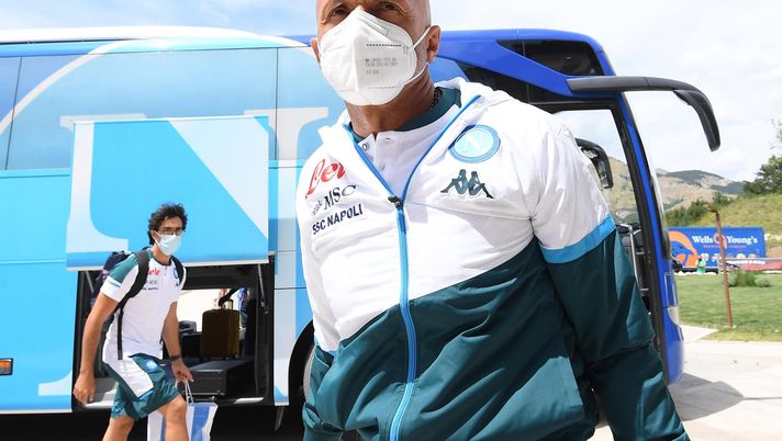 CASTEL DI SANGRO, ITALY - AUGUST 05: Luciano Spalletti of Napoli during an SSC Napoli training session on August 05, 2021 in Castel di Sangro, Italy. (Photo by SSC NAPOLI/SSC NAPOLI via Getty Images) 