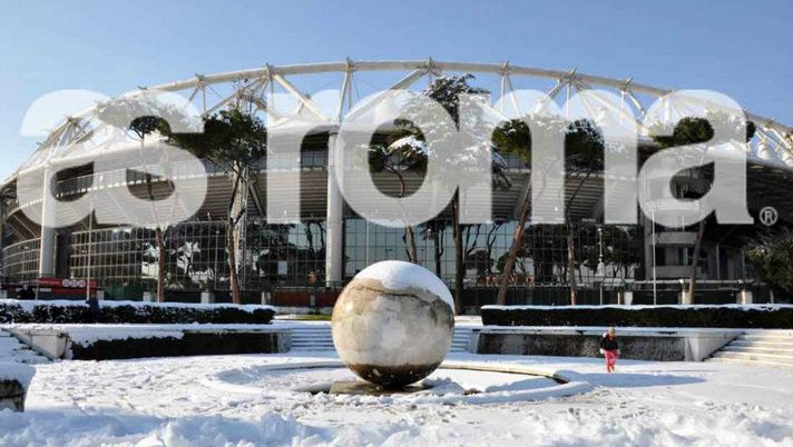 Piumini e palle di neve, gli spalti in festa nonostante il gelo Piumini e palle di neve, gli spalti in festa nonostante il gelo - immagine 1