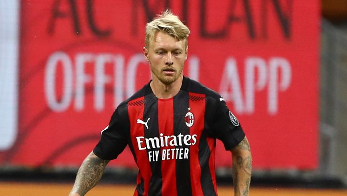 MILAN, ITALY - AUGUST 01:  Simon Kjaer of AC Milan in action during the Serie A match between AC Milan and Cagliari Calcio at Stadio Giuseppe Meazza on August 01, 2020 in Milan, Italy.  (Photo by Marco Luzzani/Getty Images) 