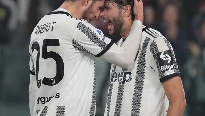 TURIN, ITALY - OCTOBER 21: Adrien Rabiot of Juventus celebrates his goal with his team-mate Manuel Locatelli during the Serie A match between Juventus and Empoli FC at Allianz Stadium on October 21, 2022 in Turin, Italy. (Photo by Emilio Andreoli/Getty Images) Voti fantacalcio: Rabiot show, Kean come Locatelli e Danilo! Vicario quanto Cuadrado - immagine 1