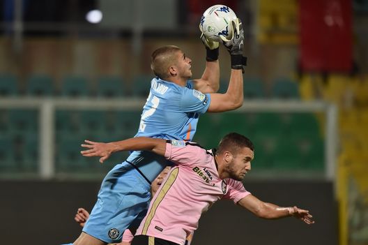  PALERMO, ITALY - OCTOBER 26: Guglielmo Vicario (L) goalkeeper of Venezia and George Puscas of Palermo compete for the ball during the Serie B match between US Citta' di Palermo and Venezia FC at Stadio Renzo Barbera on October 26, 2018 in Palermo, Italy. (Photo by Tullio M. Puglia/Getty Images) 