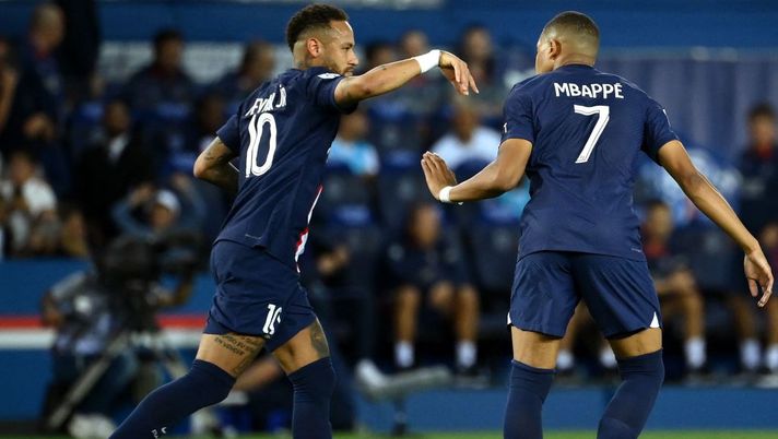 Paris Saint-Germain's Brazilian forward Neymar (L) celebrates with Paris Saint-Germain's French forward Kylian Mbappe after scoring his team's first goal during the French L1 football match between Paris-Saint Germain (PSG) and AS Monaco at The Parc des Princes Stadium in Paris on August 28, 2022. (Photo by FRANCK FIFE / AFP) (Photo by FRANCK FIFE/AFP via Getty Images) Neymar e Mbappé pace fatta: il francese ha lasciato il rigore al brasiliano - immagine 1