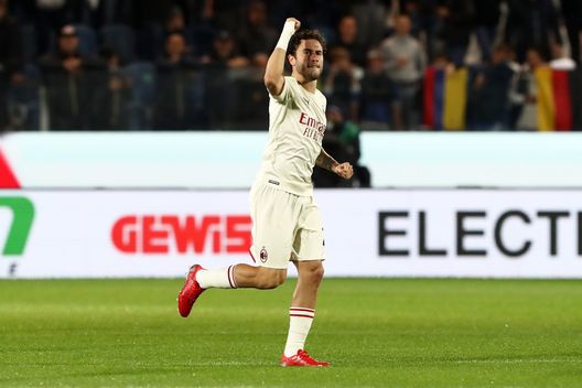 Davide Calabria, terzino rossonero, esulta dopo un gol segnato all'Atalanta al Gewiss Stadium di Bergamo. Davide Calabria, terzino rossonero, esulta dopo un gol segnato all'Atalanta al Gewiss Stadium di Bergamo.