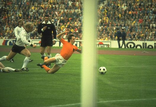 Mandatory Credit: Allsport UK /Allsport Olanda-Germania 1974: all’asta il pallone della finale di Beckenbauer e Cruijff- immagine 4