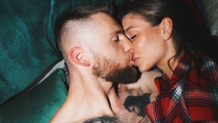 Barbora si stringe al suo Skriniar: “Accogliente e natalizio”  Barbora si stringe al suo Skriniar: “Accogliente e natalizio” - immagine 1