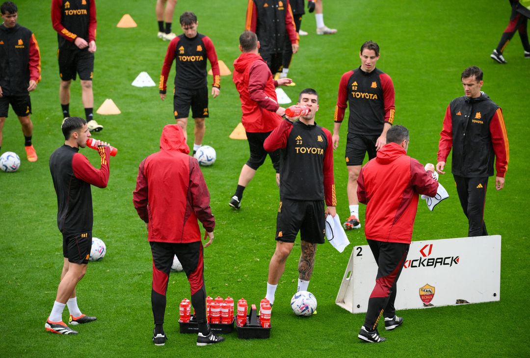 Roma, la ripresa degli allenamenti sotto la pioggia a Trigoria – FOTOGALLERY- immagine 1