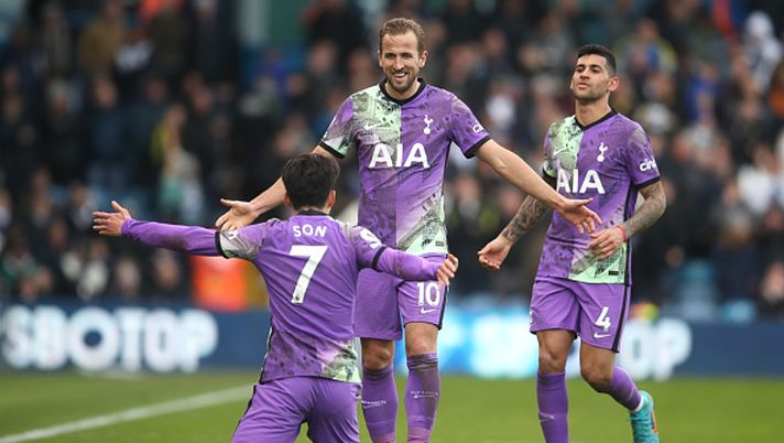 LEEDS, ENGLAND - FEBRUARY 26: Heung-Min Son celebrates with teammate Harry Kane of Tottenham Hotspur after scoring their team's fourth goal during the Premier League match between Leeds United and Tottenham Hotspur at Elland Road on February 26, 2022 in Leeds, England. (Photo by Chris Brunskill/Getty Images) LEEDS, ENGLAND - FEBRUARY 26: Heung-Min Son celebrates with teammate Harry Kane of Tottenham Hotspur after scoring their team's fourth goal during the Premier League match between Leeds United and Tottenham Hotspur at Elland Road on February 26, 2022 in Leeds, England. (Photo by Chris Brunskill/Getty Images)