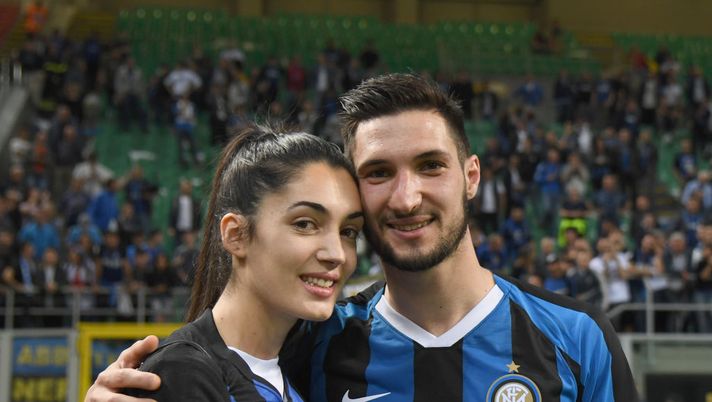 MILAN, ITALY - MAY 26: Matteo Politano of FC Internazionale celebrates with his wife at the end of the Serie A match between FC Internazionale and Empoli FC at Stadio Giuseppe Meazza on May 26, 2019 in Milan, Italy. (Photo by Claudio Villa - Inter/FC Internazionale via Getty Images) MILAN, ITALY - MAY 26: Matteo Politano of FC Internazionale celebrates with his wife at the end of the Serie A match between FC Internazionale and Empoli FC at Stadio Giuseppe Meazza on May 26, 2019 in Milan, Italy. (Photo by Claudio Villa - Inter/FC Internazionale via Getty Images)