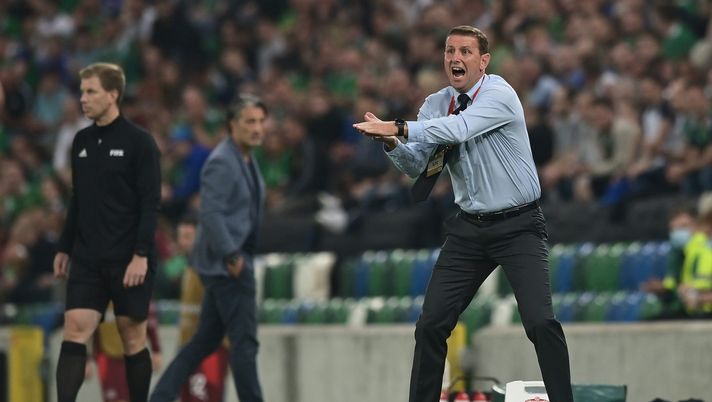 BELFAST, NORTHERN IRELAND - SEPTEMBER 08: Ian Baraclough, Head Coach of Northern Ireland gives instructions to their side during the 2022 FIFA World Cup Qualifier match between Northern Ireland and Switzerland at Windsor Park on September 08, 2021 in Belfast, Northern Ireland. (Photo by Charles McQuillan/Getty Images) CT Irlanda del Nord: “Italia? Avrei preferito che avessero battuto la Svizzera” - immagine 1