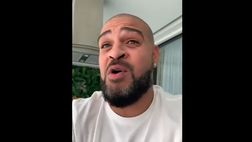 VIDEO / Adriano canta “Sere nere” di Tiziano Ferro: che performance!