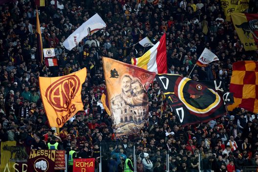 Derby di Roma, denuncia e Daspo di 5 anni per ultrà romanista con bandiera SS- immagine 3