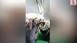 VIDEO Manchester City-Chelsea, i tifosi scaldano i motori in vista della finale: cori, canti e festa nel volo verso Porto
