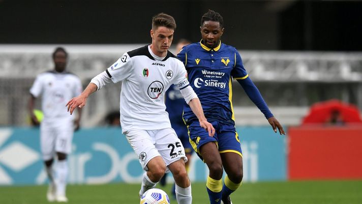 VERONA, ITALY - MAY 01: Giulio Maggiore of Spezia Calcio battles for possession with Adrien Tameze of Hellas Verona during the Serie A match between Hellas Verona FC and Spezia Calcio at Stadio Marcantonio Bentegodi on May 01, 2021 in Verona, Italy. Sporting stadiums around Italy remain under strict restrictions due to the Coronavirus Pandemic as Government social distancing laws prohibit fans inside venues resulting in games being played behind closed doors. (Photo by Alessandro Sabattini/Getty Images) VERONA, ITALY - MAY 01: Giulio Maggiore of Spezia Calcio battles for possession with Adrien Tameze of Hellas Verona during the Serie A match between Hellas Verona FC and Spezia Calcio at Stadio Marcantonio Bentegodi on May 01, 2021 in Verona, Italy. Sporting stadiums around Italy remain under strict restrictions due to the Coronavirus Pandemic as Government social distancing laws prohibit fans inside venues resulting in games being played behind closed doors. (Photo by Alessandro Sabattini/Getty Images)