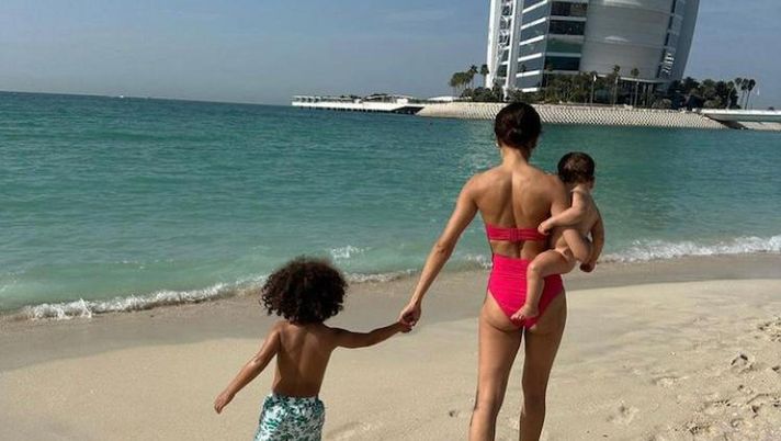 Accuse di violenza ad Hakimi, la moglie si gode i figli a Dubai: il giocatore sui social… - immagine 1