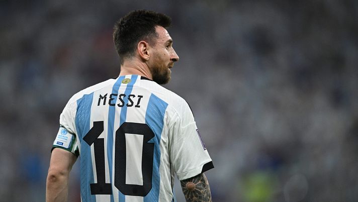 VIDEO Messi scalcia la maglia del Messico negli spogliatoi: il gesto della Pulce - immagine 1