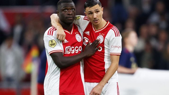 Ajax, insulti razzisti a Brobbey: Berghuis dà un pugno al tifoso - immagine 1