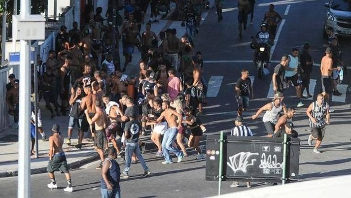Brasile: muore un tifoso prima di Botafogo-Flamengo, sette feriti 