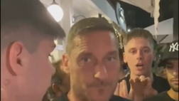 VIDEO – Totti acclamato dai tifosi a Nettuno: cori per l’ex capitano della Roma