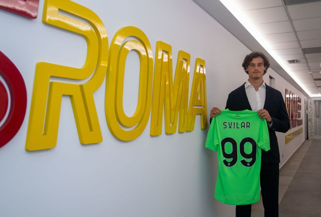Ecco Svilar: gli scatti tra arrivo, firma e nuova maglia a Trigoria – FOTO GALLERY - immagine 14
