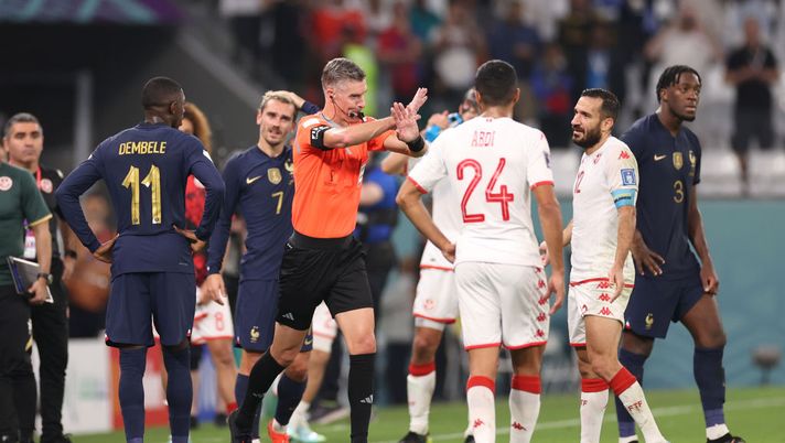 AL RAYYAN, QATAR - NOVEMBER 30: Referee Matthew Conger rules the goal by Antoine Griezmann of France offside after a Video Assistant Referee review during the FIFA World Cup Qatar 2022 Group D match between Tunisia and France at Education City Stadium on November 30, 2022 in Al Rayyan, Qatar. (Photo by Ryan Pierse/Getty Images) Conger in confusione, la TV francese anche. TF1 dà la notizia… del pareggio finale, poi le scuse - immagine 1