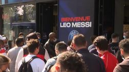 VIDEO / PSG, la maglia di Messi va già a ruba: ecco la fila fuori lo store