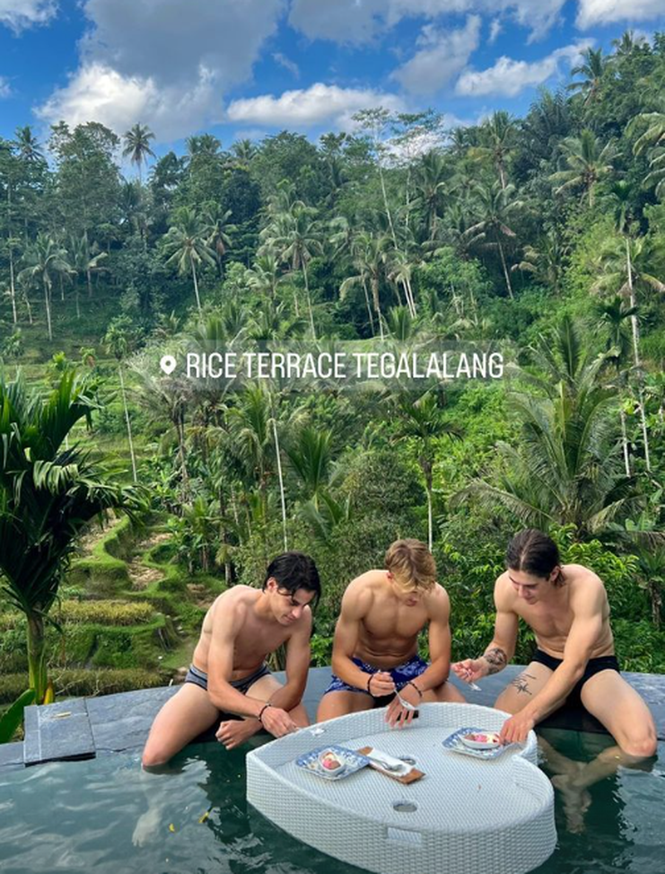 FOTO – Tre giovani viola in vacanza in Indonesia: location da sogno- immagine 2