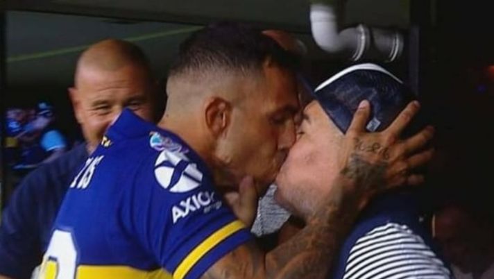 Tevez e Maradona, i due idoli del popolo Boca ieri alla Bombonera 