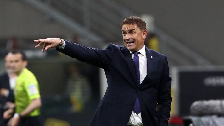 MILAN, ITALY - MAY 16: Leonardo Semplici, Head Coach of Cagliari Calcio gives instructions during the Serie A match between AC Milan and Cagliari Calcio at Stadio Giuseppe Meazza on May 16, 2021 in Milan, Italy. Sporting stadiums around Italy remain under strict restrictions due to the Coronavirus Pandemic as Government social distancing laws prohibit fans inside venues resulting in games being played behind closed doors. (Photo by Marco Luzzani/Getty Images) Semplici: “Come ho visto Nzola e Shomourov, il ruolo di Ampadu e la scelta sul modulo” - immagine 1