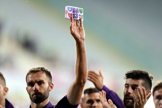 FLORENCE, ITALY - AUGUST 26: All ACF Fiorentina players greet the fans recalling Captain Davide Astori during the serie A match between ACF Fiorentina and Chievo Verona at Stadio Artemio Franchi on August 26, 2018 in Florence, Italy. (Photo by Gabriele Maltinti/Getty Images) FLORENCE, ITALY - AUGUST 26: All ACF Fiorentina players greet the fans recalling Captain Davide Astori during the serie A match between ACF Fiorentina and Chievo Verona at Stadio Artemio Franchi on August 26, 2018 in Florence, Italy. (Photo by Gabriele Maltinti/Getty Images)