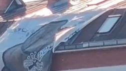 Belgrado, la coreografia plana dal tetto di casa: e i tifosi ospiti si arrabbiano…