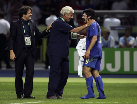 BERLIN - JULY 9: Gennaro Gattuso (R) of Italy is congratulated by Marcello Lippi (C), the coach of Italy, following their team's victory during the FIFA World Cup Germany 2006 Final match between Italy and France at the Olympic Stadium on July 9, 2006 in Berlin, Germany. (Photo by Alex Livesey/Getty Images) Lippi: “Delusione cocente non qualificarsi ai mondiali ma questa nazionale ha qualità e futuro”- immagine 2