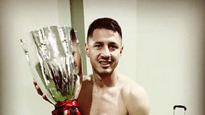 Gianluca Lapadula, Milan, con la Supercoppa, foto Facebook Lapadula Official