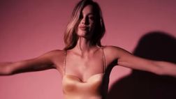 Viky Varga, lo shooting in costume è hot: il balletto è spettacolare