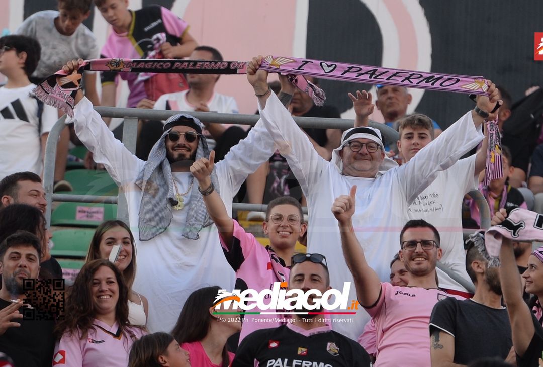 Fototifo, facce da Serie B. I tifosi allo stadio per Palermo-Padova 1-0 - immagine 97