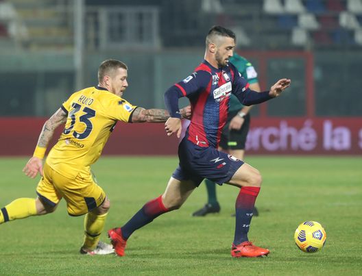 CROTONE, ITALY - DECEMBER 22: Giuseppe Cuomo of Crotone competes for the ball with Juraj Kucka of Parma during the Serie A match between FC Crotone and Parma Calcio at Stadio Comunale Ezio Scida on December 22, 2020 in Crotone, Italy. (Photo by Maurizio Lagana/Getty Images) CROTONE, ITALY - DECEMBER 22: Giuseppe Cuomo of Crotone competes for the ball with Juraj Kucka of Parma during the Serie A match between FC Crotone and Parma Calcio at Stadio Comunale Ezio Scida on December 22, 2020 in Crotone, Italy. (Photo by Maurizio Lagana/Getty Images)