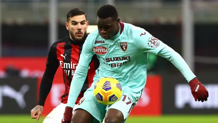 MILAN, ITALY - JANUARY 09: Wilfried Singo of Torino is challenged by Theo Hernandez of Milan during the Serie A match between AC Milan and Torino FC at Stadio Giuseppe Meazza on January 09, 2021 in Milan, Italy. Sporting stadiums around Italy remain under strict restrictions due to the Coronavirus Pandemic as Government social distancing laws prohibit fans inside venues resulting in games being played behind closed doors. (Photo by Marco Luzzani/Getty Images)