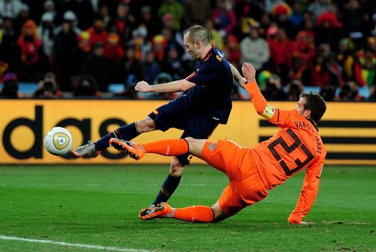 JOHANNESBURG, SOUTH AFRICA - JULY 11: Andres Iniesta of Spain scores the winning goal during the 2010 FIFA World Cup South Africa Final match between Netherlands and Spain at Soccer City Stadium on July 11, 2010 in Johannesburg, South Africa. (Photo by Jamie McDonald/Getty Images) Iniesta e la depressione: “Il momento migliore della giornata era quando prendevo le pillole per dormire”- immagine 2
