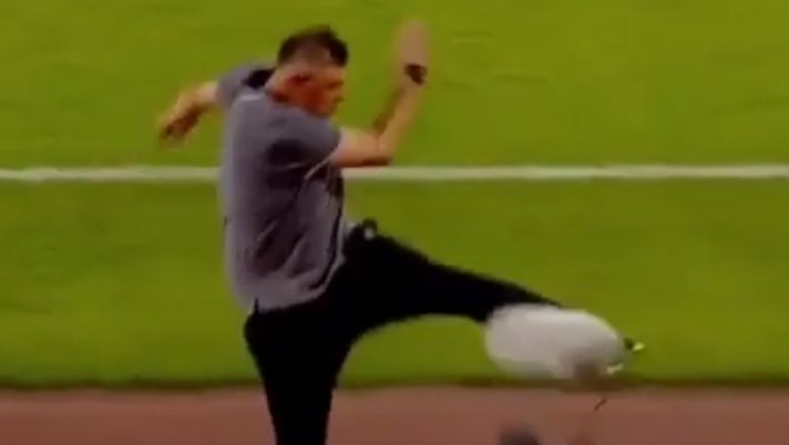 Esplosione contro l'arbitro, Milosevic "paga" il conto Esplosione contro l'arbitro, Milosevic "paga" il conto