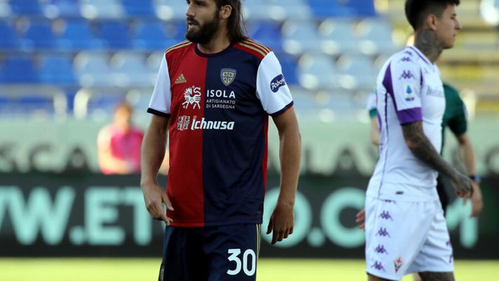 CAGLIARI, ITALY - MAY 12: Leonardo Pavoletti of Cagliari looks on during the Serie A match between Cagliari Calcio and ACF Fiorentina at Sardegna Arena on May 12, 2021 in Cagliari, Italy. (Photo by Enrico Locci/Getty Images) Cagliari, Gazzetta: “Brutte notizie per Pavoletti, Godin, Strootman accolgono Mazzarri” - immagine 1