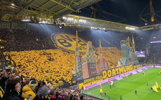 Grande coreografia per i tifosi del Borussia Grande coreografia per i tifosi del Borussia