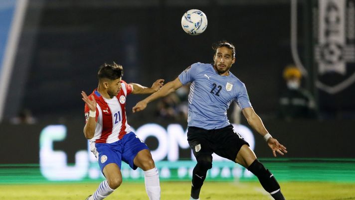 MONTEVIDEO, URUGUAY - JUNE 03: Óscar Romero of Paraguay fights for the ball with Martín Cáceres of Uruguay during a match between Uruguay and Paraguay as part of South American Qualifiers for Qatar 2022 at Centenario Stadium on June 03, 2021 in Montevideo, Uruguay. (Photo by Mariana Greif-Pool/Getty Images) MONTEVIDEO, URUGUAY - JUNE 03: Óscar Romero of Paraguay fights for the ball with Martín Cáceres of Uruguay during a match between Uruguay and Paraguay as part of South American Qualifiers for Qatar 2022 at Centenario Stadium on June 03, 2021 in Montevideo, Uruguay. (Photo by Mariana Greif-Pool/Getty Images)