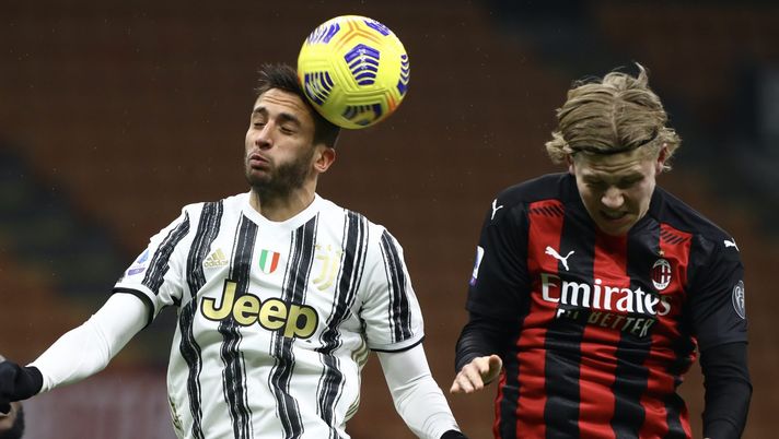 Jens Petter Hauge (attaccante AC Milan), qui contro Rodrigo Bentancur in Milan-Juventus (Serie A 2020-2021) | AC Milan News) 
