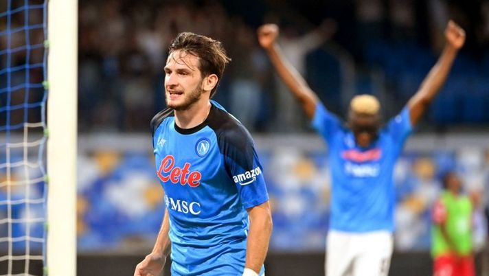 Napoli's Georgian forward Khvicha Kvaratskhelia celebrates after scoring his second goal during the Italian Serie A football match between Napoli and Monza on August 21, 2022 at the Diego-Maradona stadium in Naples. (Photo by Alberto PIZZOLI / AFP) (Photo by ALBERTO PIZZOLI/AFP via Getty Images) Giuntoli rivela: “Insigne prendeva 9 milioni lordi, Kvara invece se fate la sottrazione…” - immagine 1