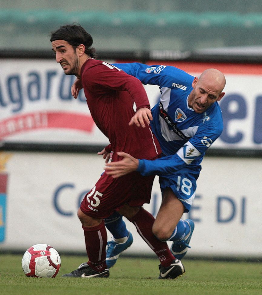 REGGIO CALABRIA, ITALY - NOVEMBER 29: Piermario Morosini of Reggina Calcio (L) is challenged by Davide Possanzini of Brescia Calcio during the Serie B match between Reggina Calcio and Brescia Calcio at Stadio Oreste Granillo on November 29, 2009 in Reggio Calabria, Italy. (Photo by Maurizio Lagana/Getty Images)