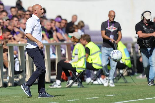 FLORENCE, ITALY - SEPTEMBER 18: Vincenzo Italiano manager of ACF Fiorentina gestures during the Serie A match between ACF Fiorentina and Hellas Verona at Stadio Artemio Franchi on September 18, 2022 in Florence, Italy. (Photo by Gabriele Maltinti/Getty Images) Italiano verrà premiato: vince il premio Nereo Rocco come personaggio emergente- immagine 2