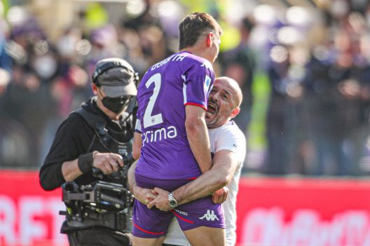 GERMOGLI PH: 19 FEBBRAIO 2022 FIRENZE STADIO ARTEMIO FRANCHI CAMPIONATO SERIE A TIM FIORENTINA VS ATALANTA NELLA FOTO ESULTANZA VINCENZO ITALIANO E QUARTA GERMOGLI PH: 19 FEBBRAIO 2022 FIRENZE STADIO ARTEMIO FRANCHI CAMPIONATO SERIE A TIM FIORENTINA VS ATALANTA NELLA FOTO ESULTANZA VINCENZO ITALIANO E QUARTA