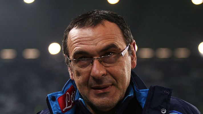 Napoli's coach Maurizio Sarri looks on during the Italian Serie A football match Juventus vs Napoli at Juventus Stadium in Turin on February 13, 2016. / AFP / MARCO BERTORELLO (Photo credit should read MARCO BERTORELLO/AFP/Getty Images) Sarri: “Hamsik e Mertens segneranno di più, Koulibaly fa cazzate! Punto su Gabbiadini, vedrete quanti gol. E Milik…” - immagine 1