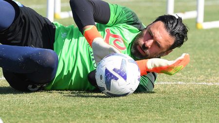 NAPLES, ITALY - OCTOBER 14: Salvatore Sirigu of Napoli during a training session on October 14, 2022 in Naples, Italy. (Photo by SSC NAPOLI/SSC NAPOLI via Getty Images) Sirigu